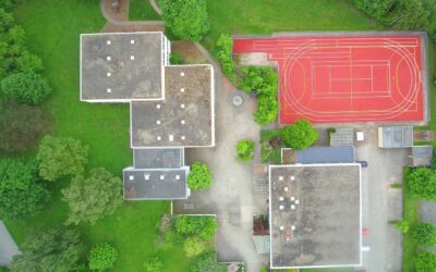 Luftaufnahme des Schulgebäudes