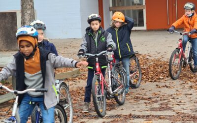 SchülerInnen auf dem Fahrrad