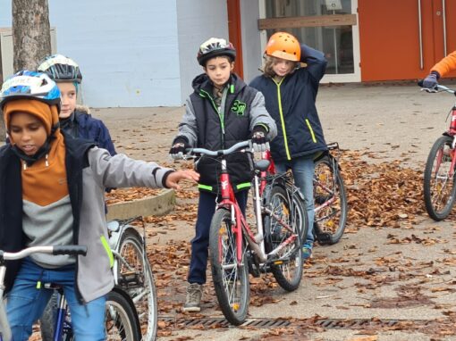 SchülerInnen auf dem Fahrrad