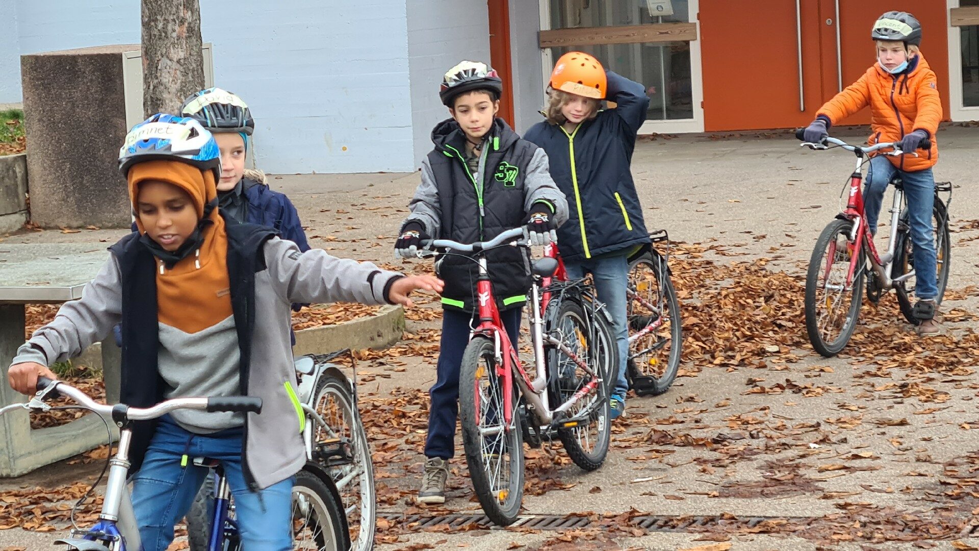 Impressionen3 - SchülerInnen auf dem Fahrrad
